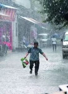 今日本地天气骤变，雷雨大风突袭，市民出行需注意安全