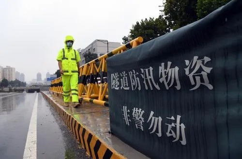 郑州发布暴雨红色预警，全城联动筑牢防汛安全堤