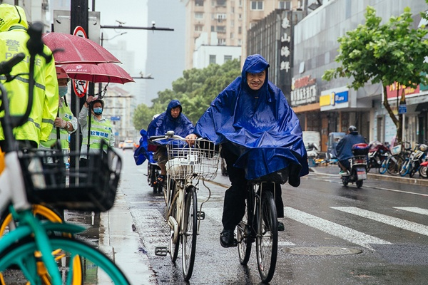 上海台风最新消息今天，风雨交加，全城严阵以待
